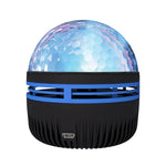 מקרן זוהר צפוני שחור עם כיפה שקופה וחיבור USB, על רקע לבן